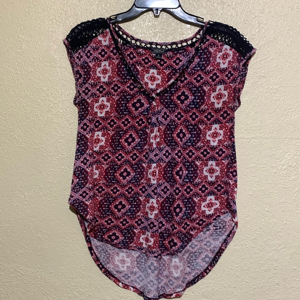 Lucky Brand Top Blouse S Red Black Lace Detail V-Neck High Low